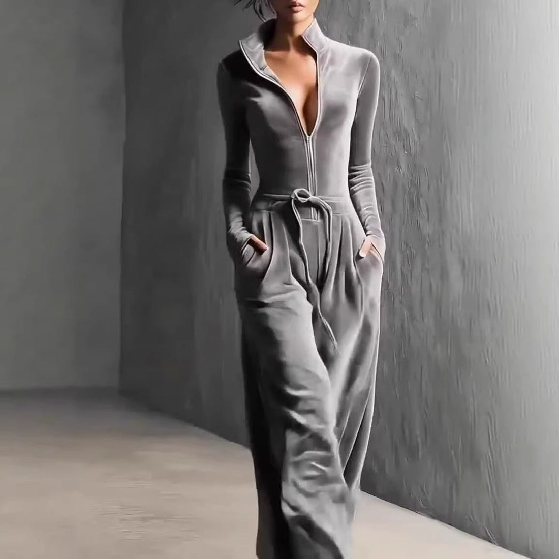 Damen Jumpsuit Freizeit - Modischer Jumpsuit mit Reißverschluss in Silber {{ DaniFest }}