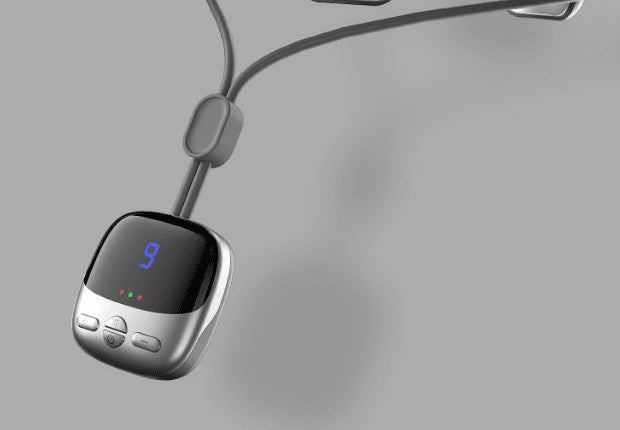 DaniFest Nackenmassagegerät mit digitalem Display, Wärmefunktion und EMS-Technologie in modernem, silbernem Design