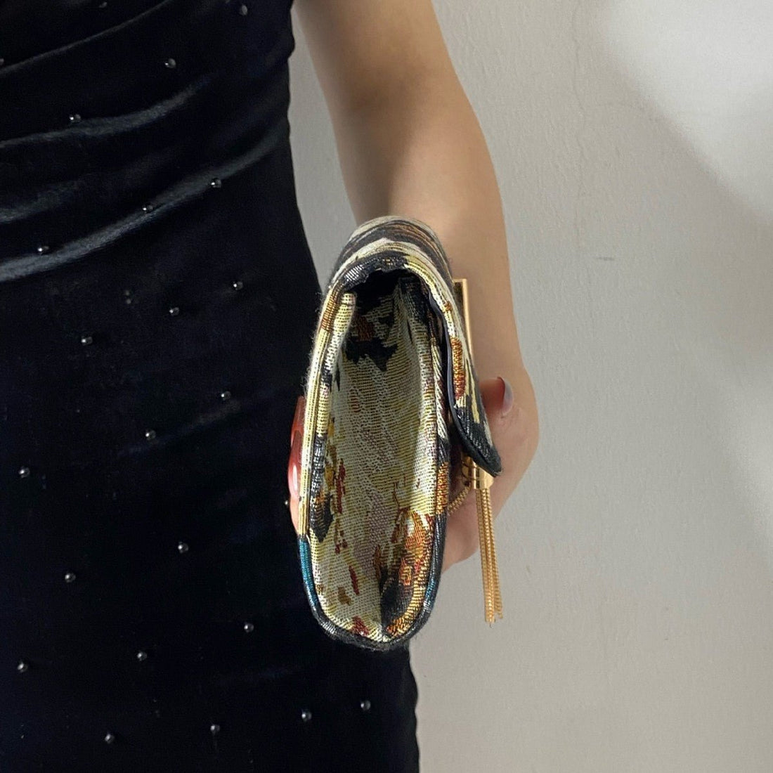 Bestickte Damen-Clutch mit Blumenmotiven {{ Stilwerk }}