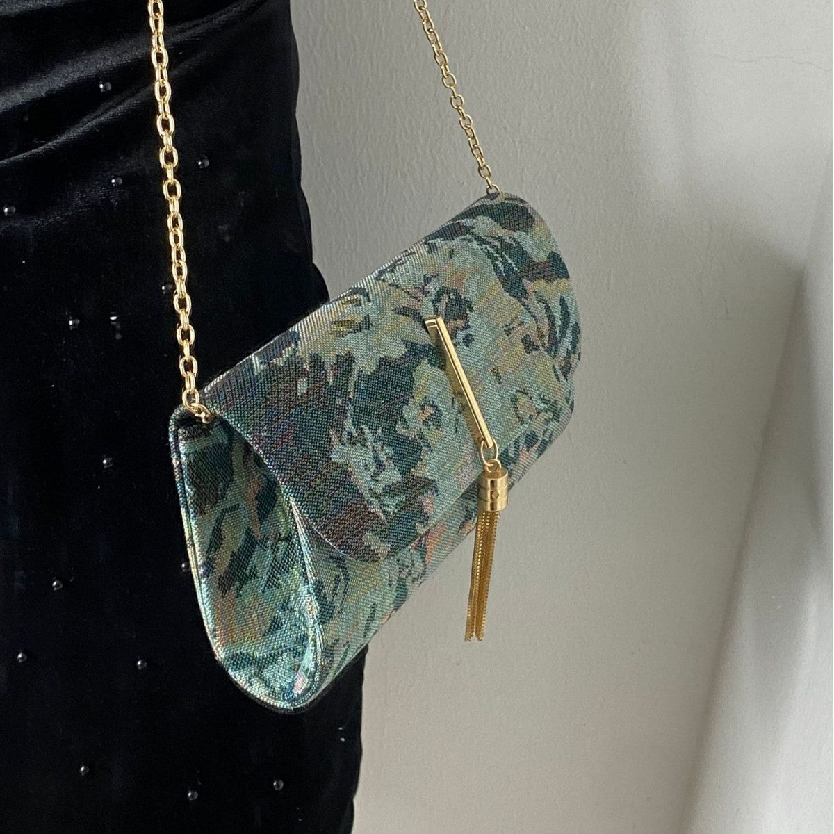 Bestickte Damen-Clutch mit Blumenmotiven {{ Stilwerk }}