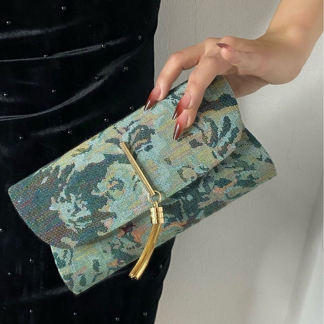 Bestickte Damen-Clutch mit Blumenmotiven {{ Stilwerk }}