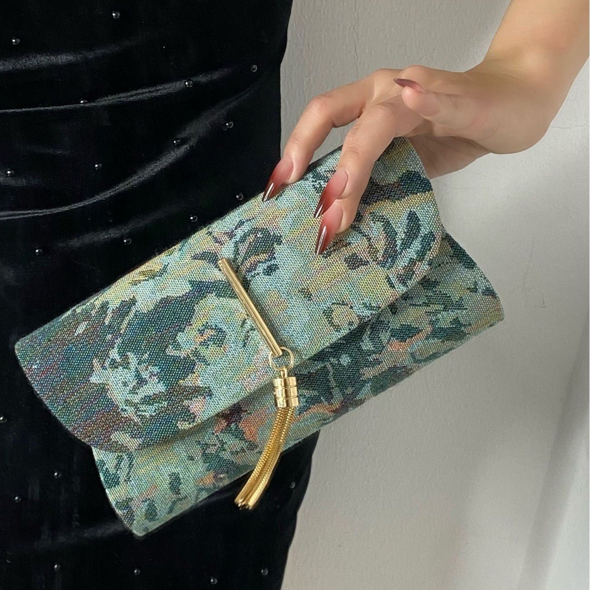 Bestickte Damen-Clutch mit Blumenmotiven {{ Stilwerk }}