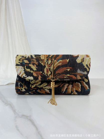 Bestickte Damen-Clutch mit Blumenmotiven {{ Stilwerk }}