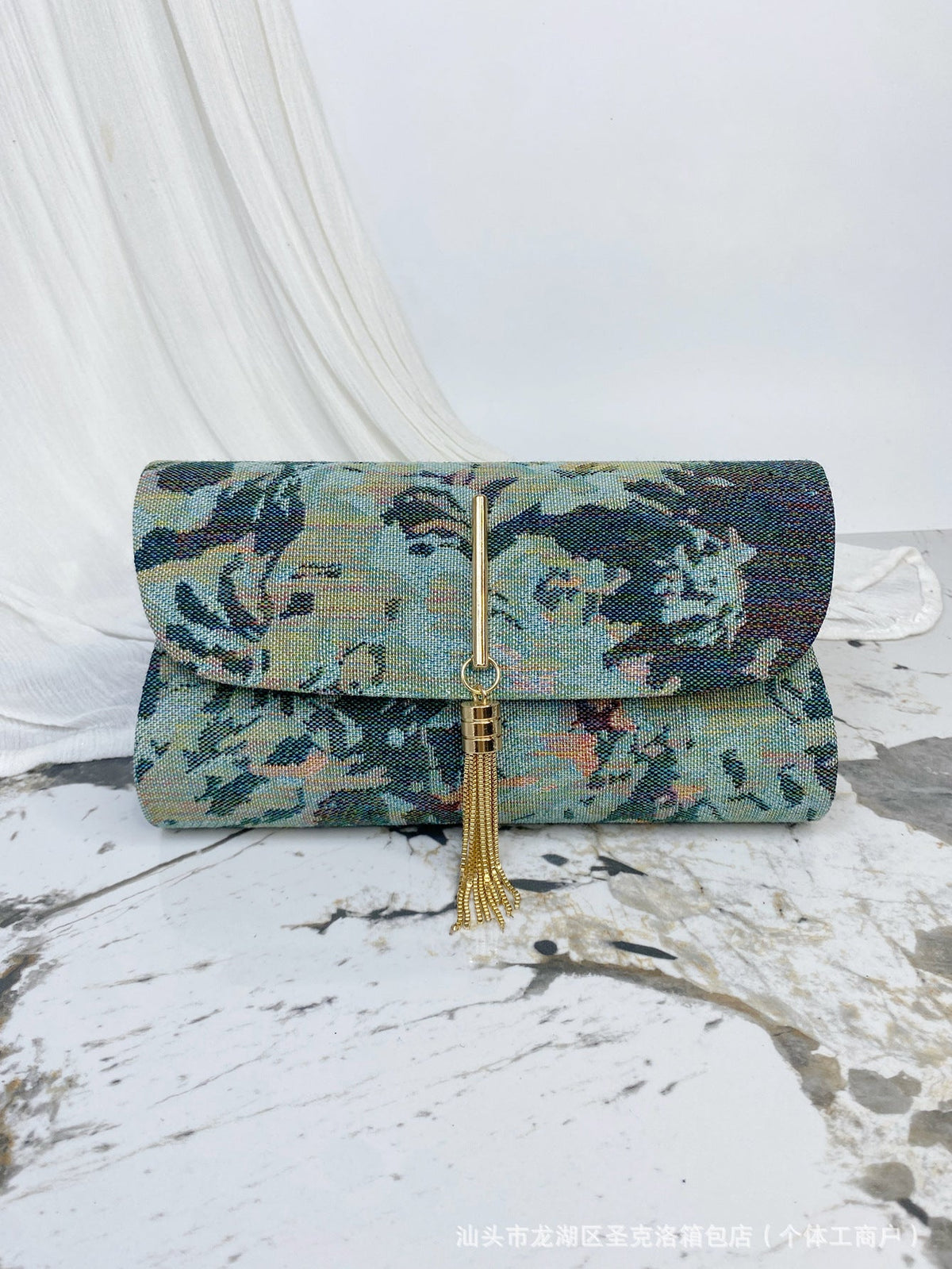 Bestickte Damen-Clutch mit Blumenmotiven {{ Stilwerk }}
