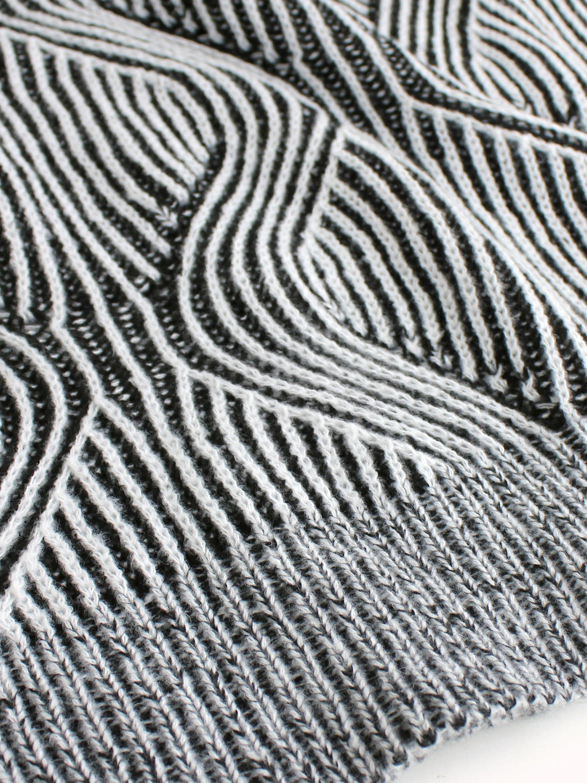 Trendiger Strickpullover mit großem V-Ausschnitt {{ DaniFest }}