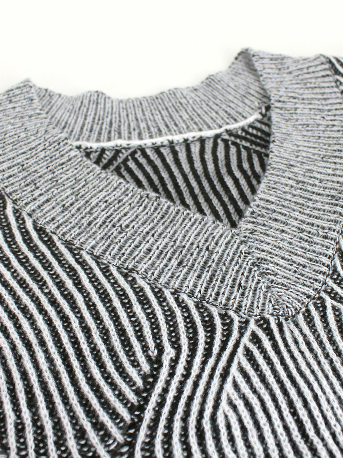 Trendiger Strickpullover mit großem V-Ausschnitt {{ DaniFest }}